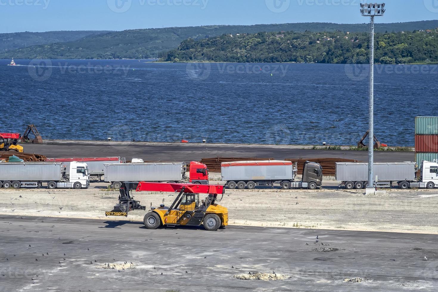 teleskopisk hanterare arbetssätt på en frakt lager. dag se. arbete i hamn. foto