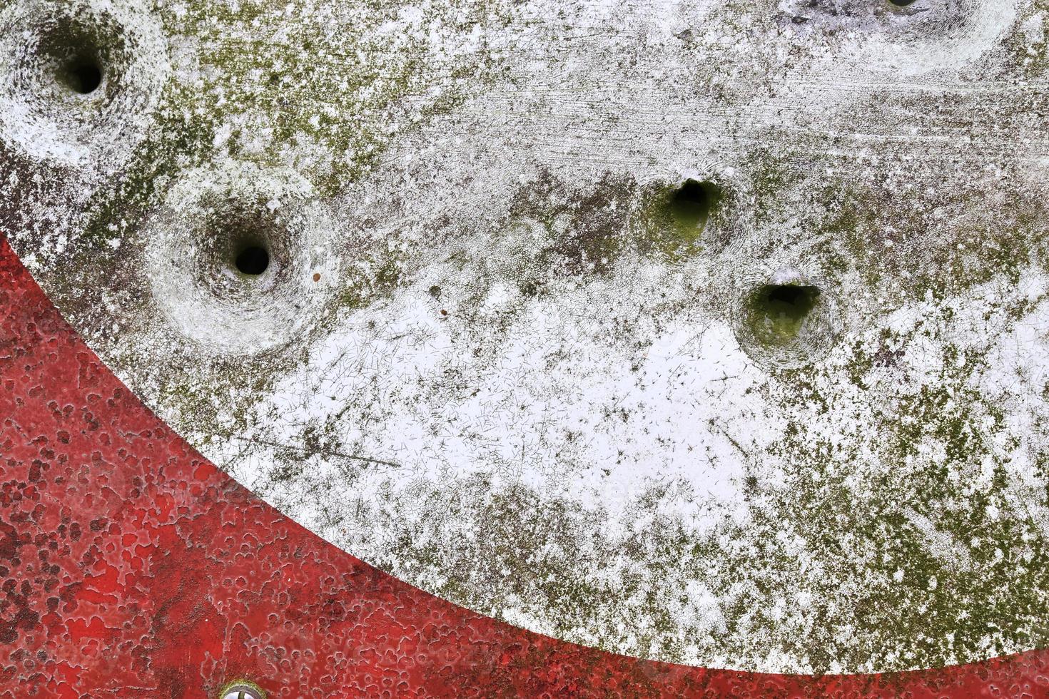 detaljerad närbild av kulhål från pistolskott i en trafikskylt foto