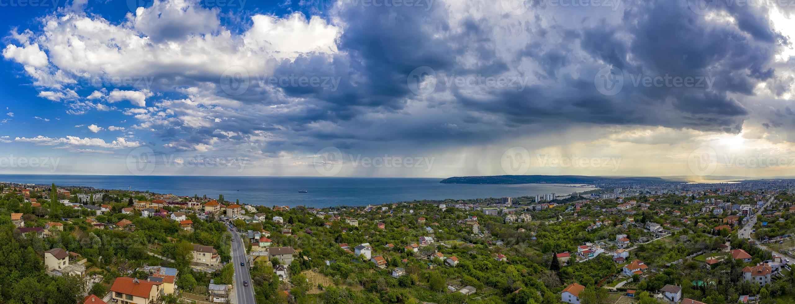 Fantastisk antenn panorama från en Drönare av spännande stormig moln och regn över de hav. foto