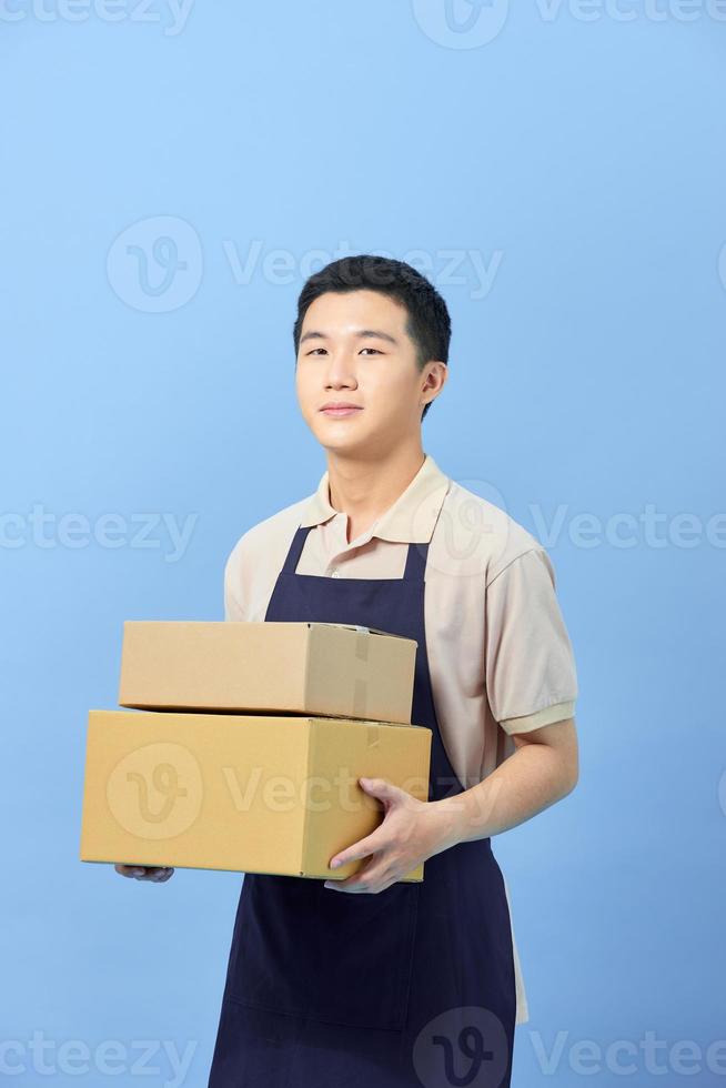 asiatisk smart stilig manlig innehav lådor för leverans till kunder foto