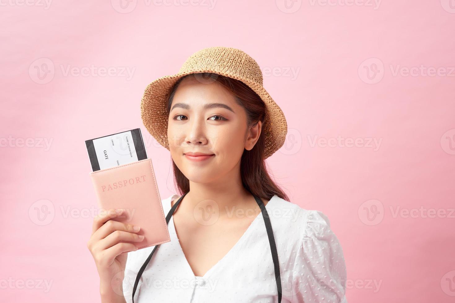 en Lycklig ung asiatisk kvinna klädd i vit klänning och sommar hatt innehav Foto kamera