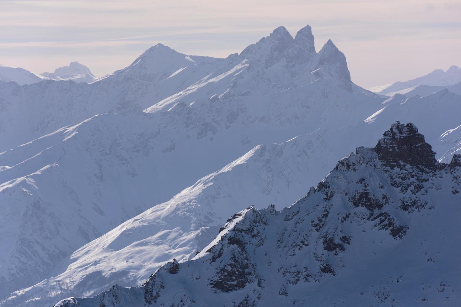 vackert landskap av berg på vintern foto