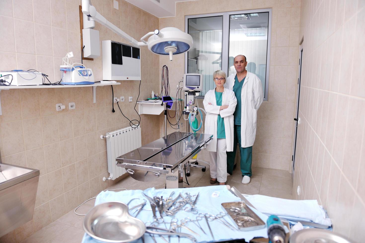 veterinär och assistent i en liten djurklinik foto