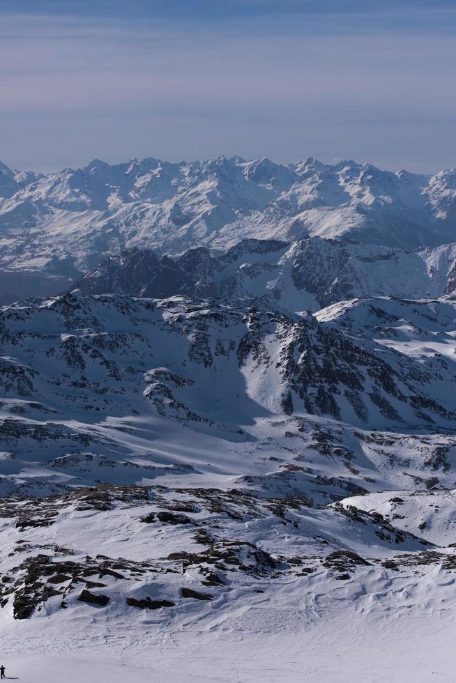 vackert landskap av berg på vintern foto