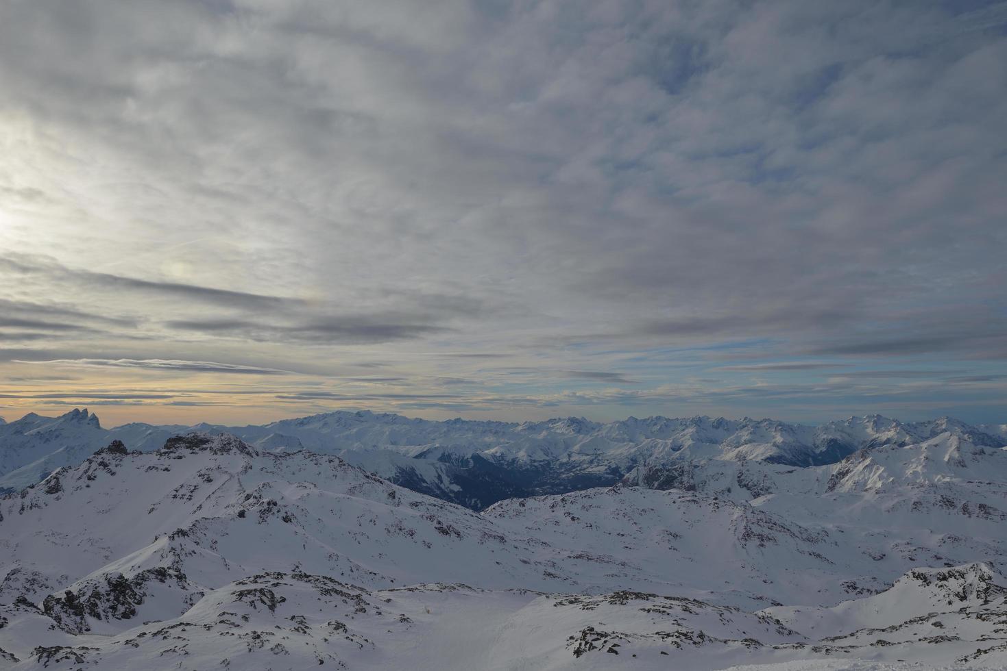 panoramautsikt över vinterbergen foto