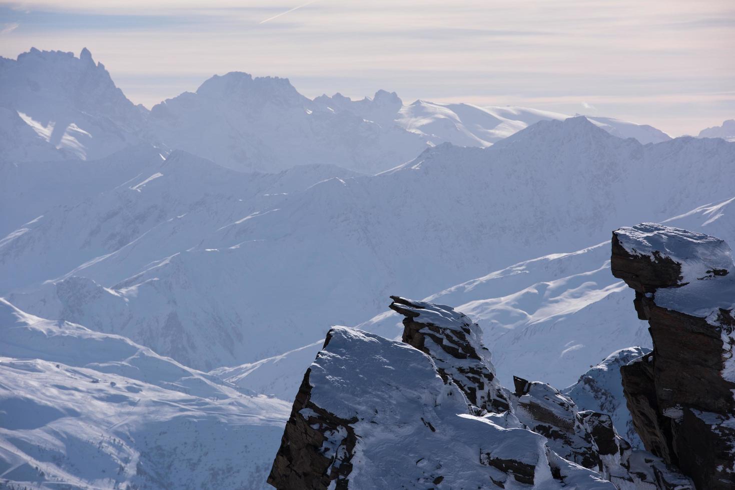 vackert landskap av berg på vintern foto