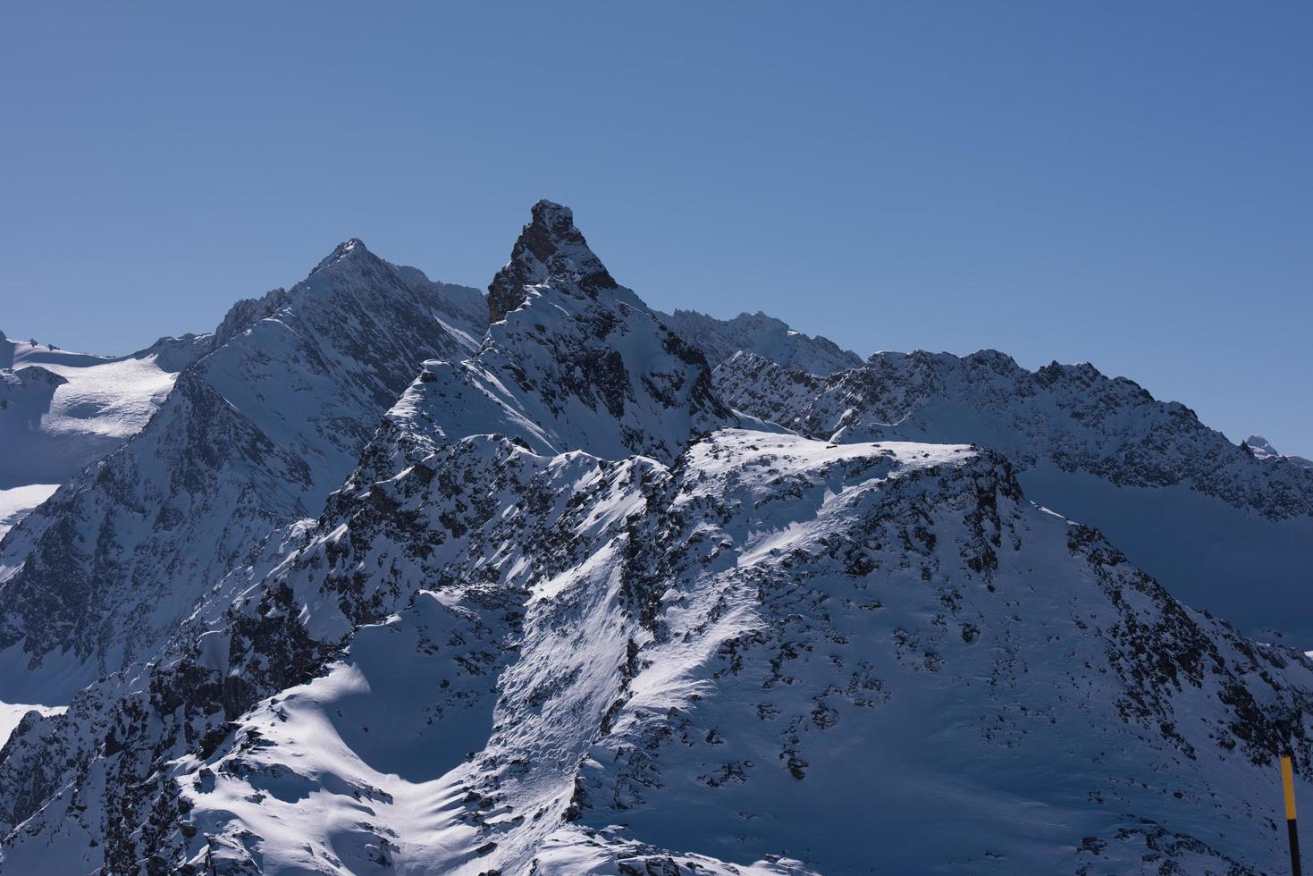 vackert landskap av berg på vintern foto