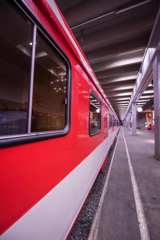 kroatien, 2022 - tömma interiör av tunnelbana station foto
