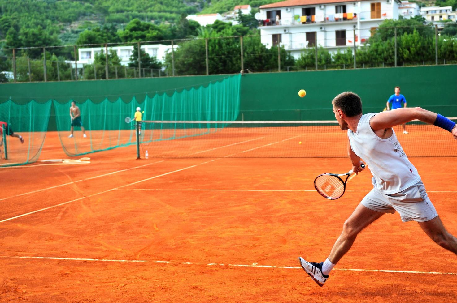 man spelar tennis utomhus foto