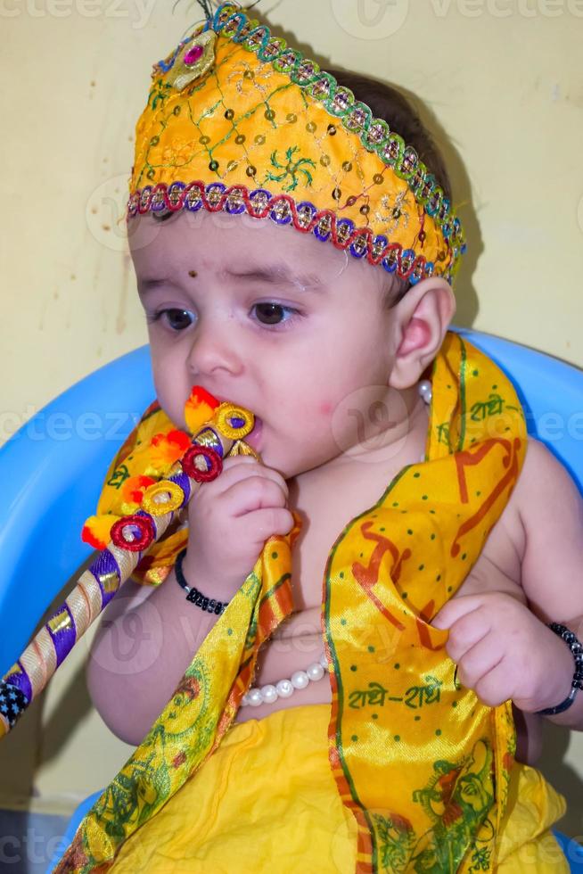 söt indisk unge klädd upp som liten herre krishna på de tillfälle av radha krishna janmastami festival i delhi Indien foto