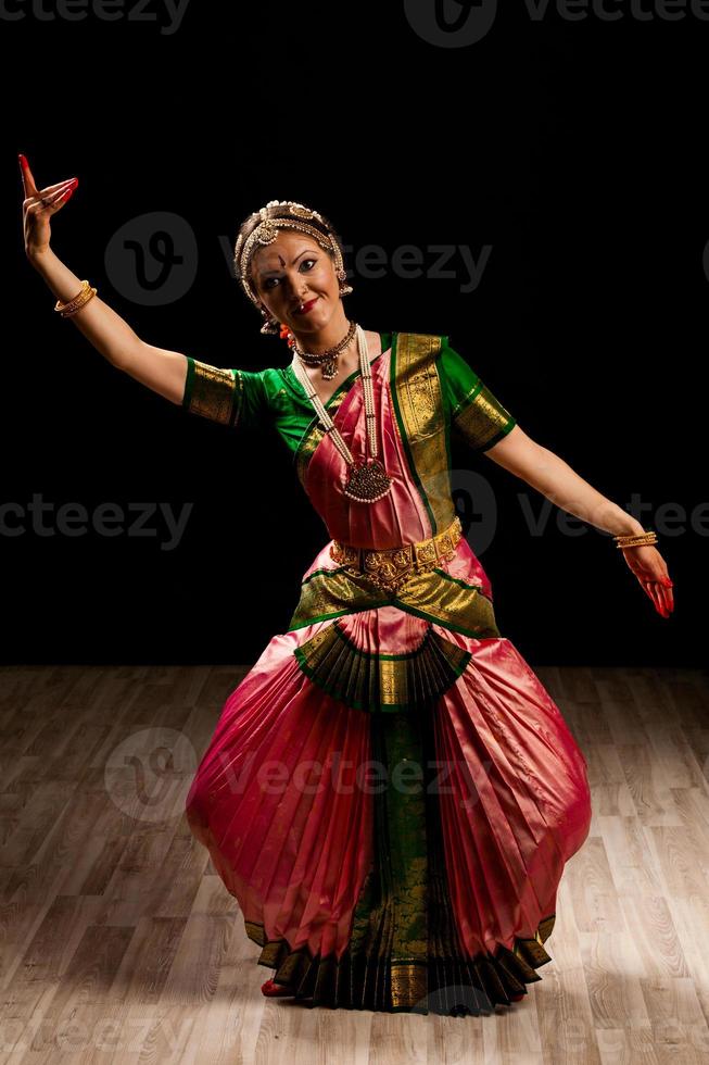 vacker dansare av indisk dans bharatanatyam foto