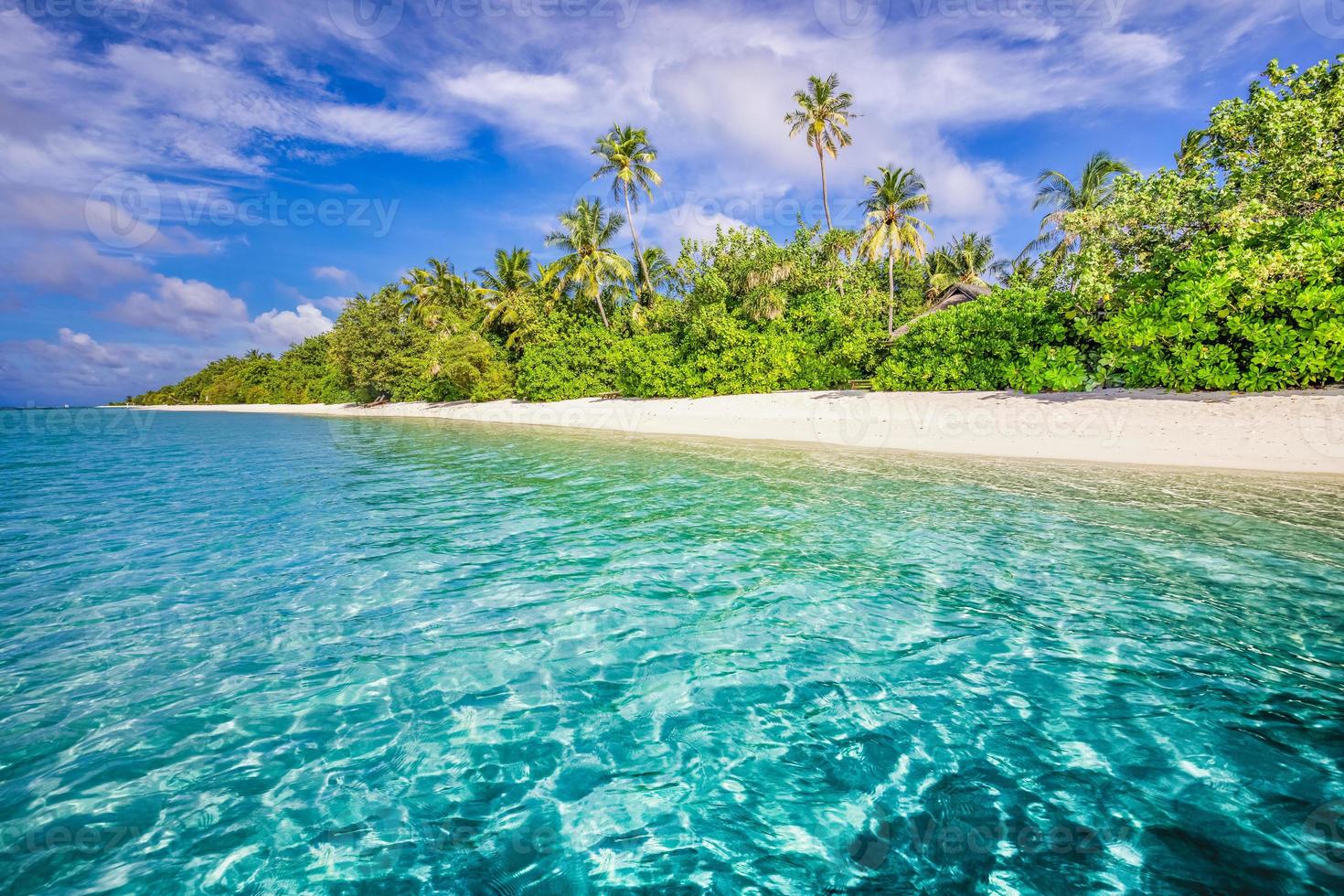 maldiverna öar hav tropisk strand. exotisk hav lagun, handflatan träd över vit sand. idyllisk natur landskap. Fantastisk strand naturskön Strand, ljus tropisk sommar Sol och blå himmel med ljus moln foto