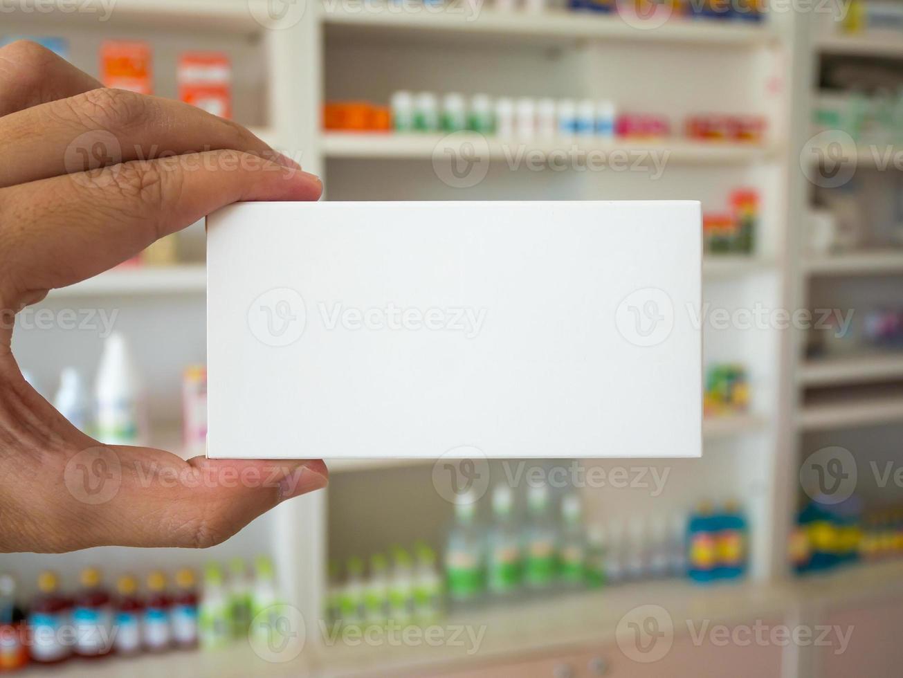 närbild apotekare hand hålla medicin box paket foto