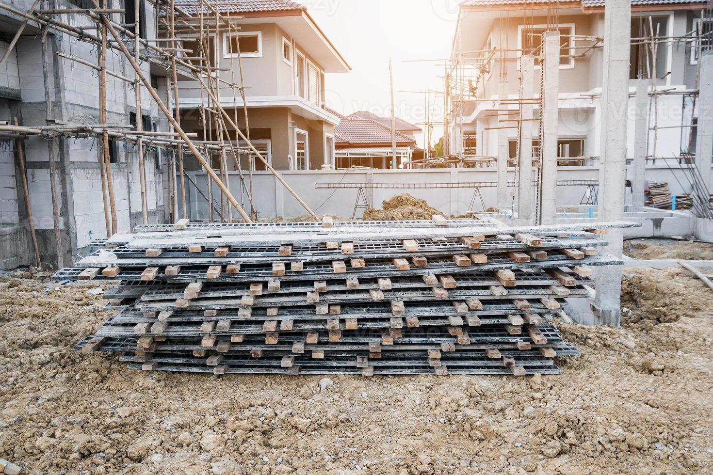 installation av cementformningsramar till nybyggnation av hus på byggarbetsplats, fastighetsutveckling foto