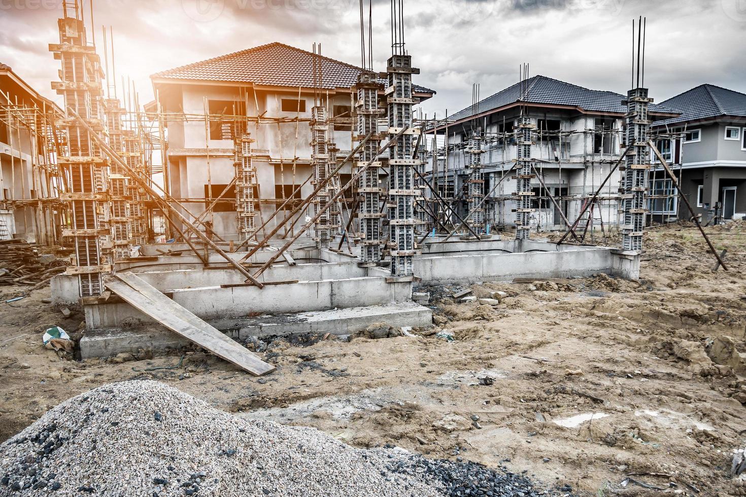 byggande bostäder nytt hus pågår på byggarbetsplatsen foto