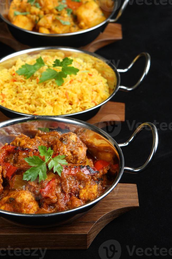 en indisk currymål tillagad i stekpannor foto