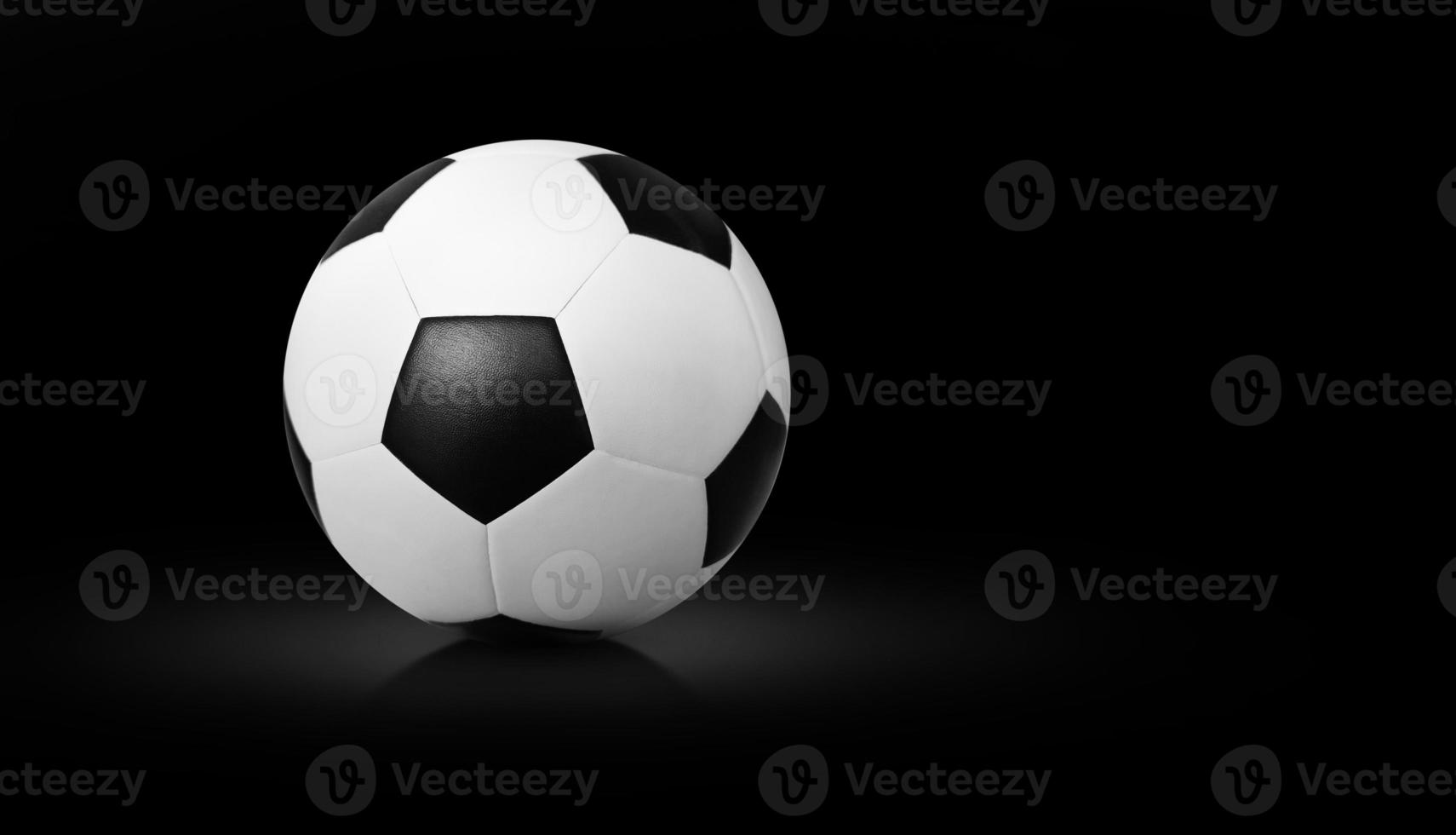 fotboll boll isolerat på svart bakgrund foto