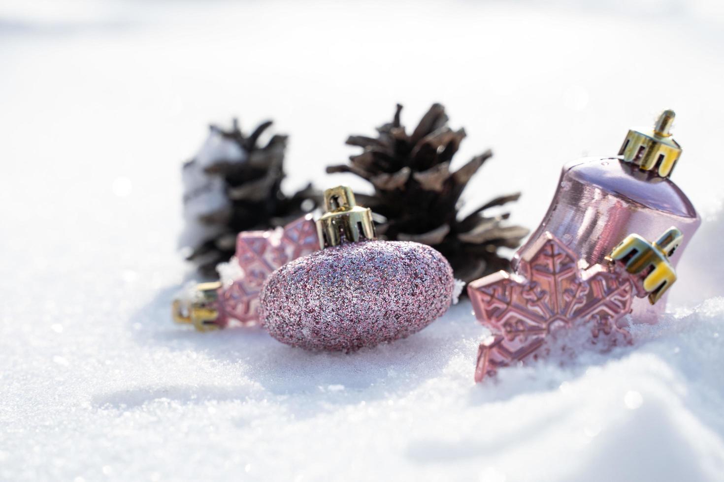 jul - grannlåt dekorerad, rosa xmas bollar, tall och snöflingor i snöar bakgrund foto