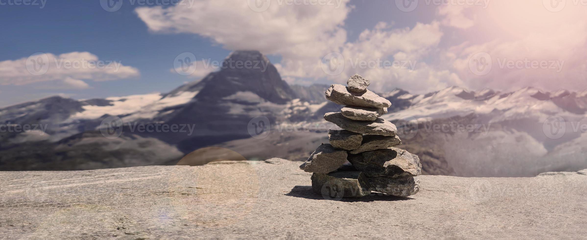 en hög med stenar på toppen av berget ordnade för meditation. foto