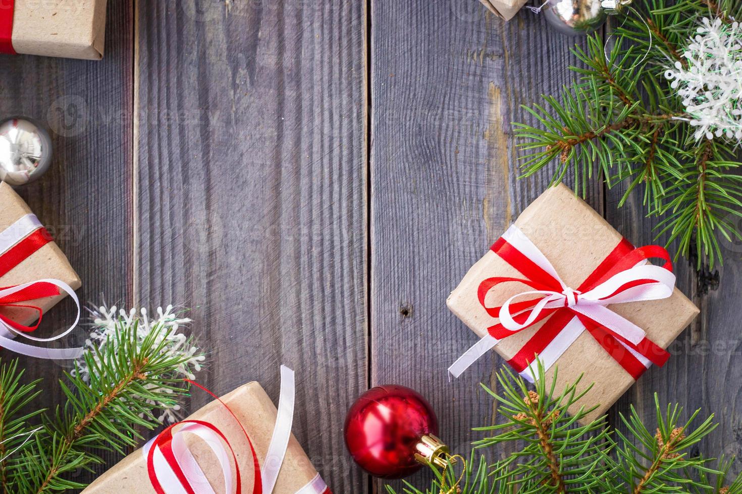 jul bakgrund med gran träd och dekorationer och gåva lådor på trä- styrelse foto