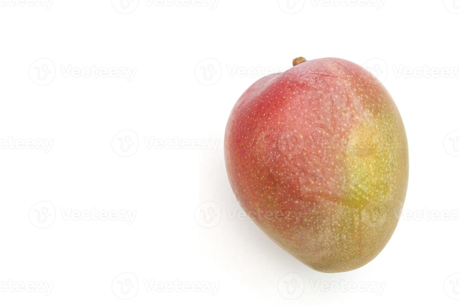 färsk mogen röd mango frukt isolerat på vit bakgrund. foto