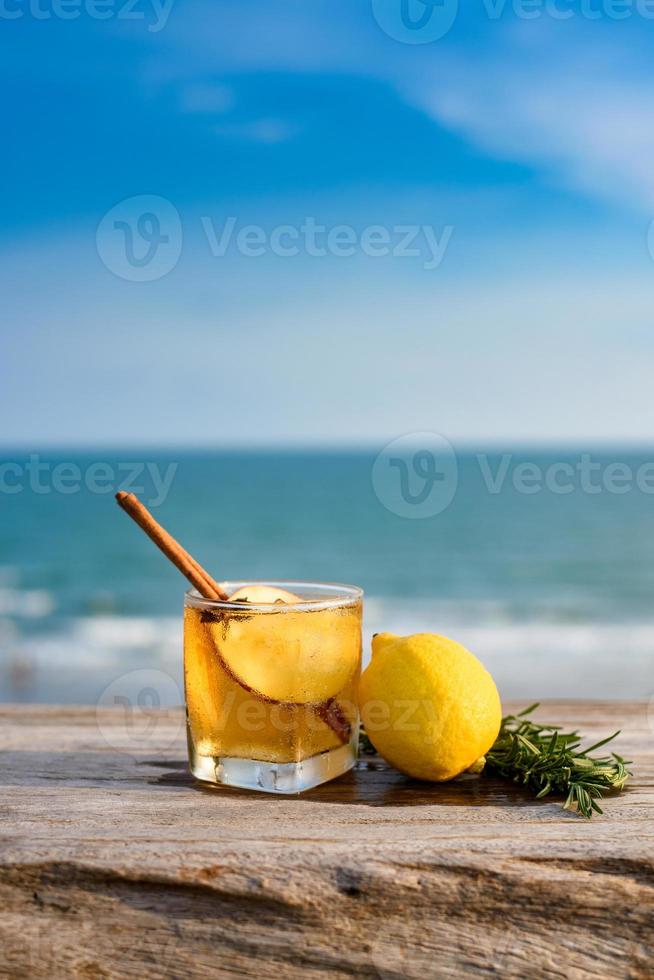 uppfriskande cocktail på strand tabell. foto