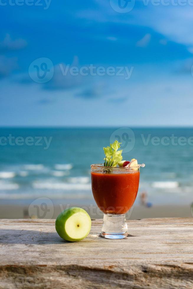uppfriskande cocktail på strand tabell. foto