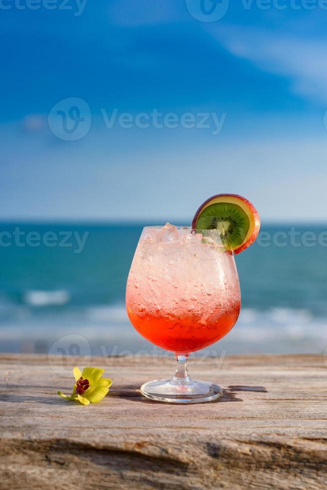uppfriskande cocktail på strand tabell. foto