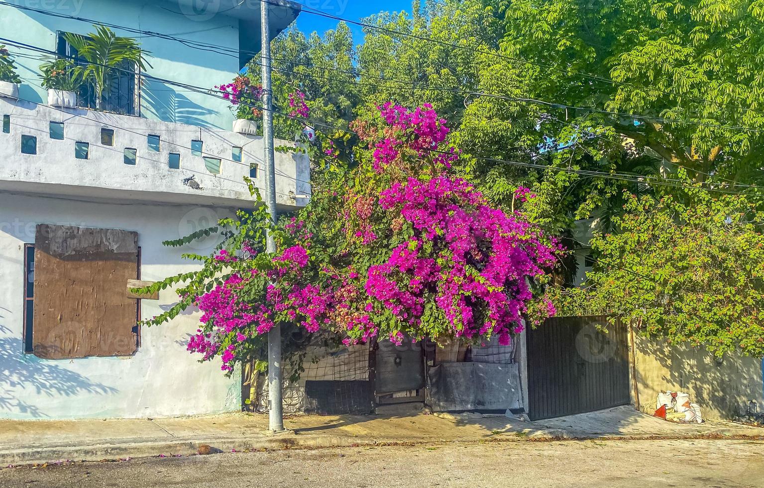 typisk gatuväg och stadsbild av playa del carmen mexico. foto