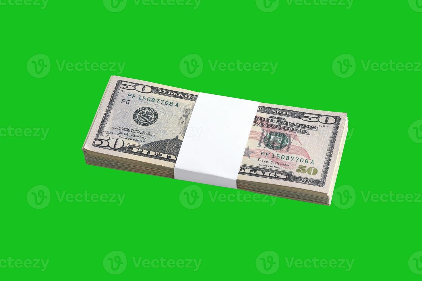 bunt av oss dollar räkningar isolerat på krom nyckel grön. packa av amerikan pengar med hög upplösning på perfekt grön mask foto