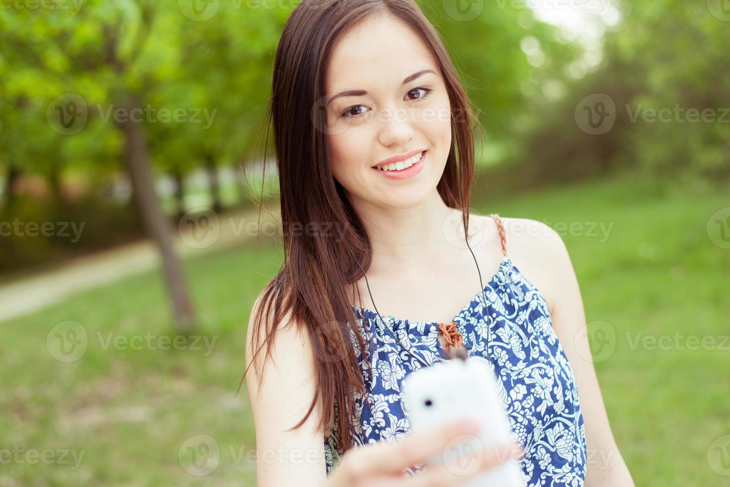 ung asiatisk kvinna som använder smart telefon utomhus foto