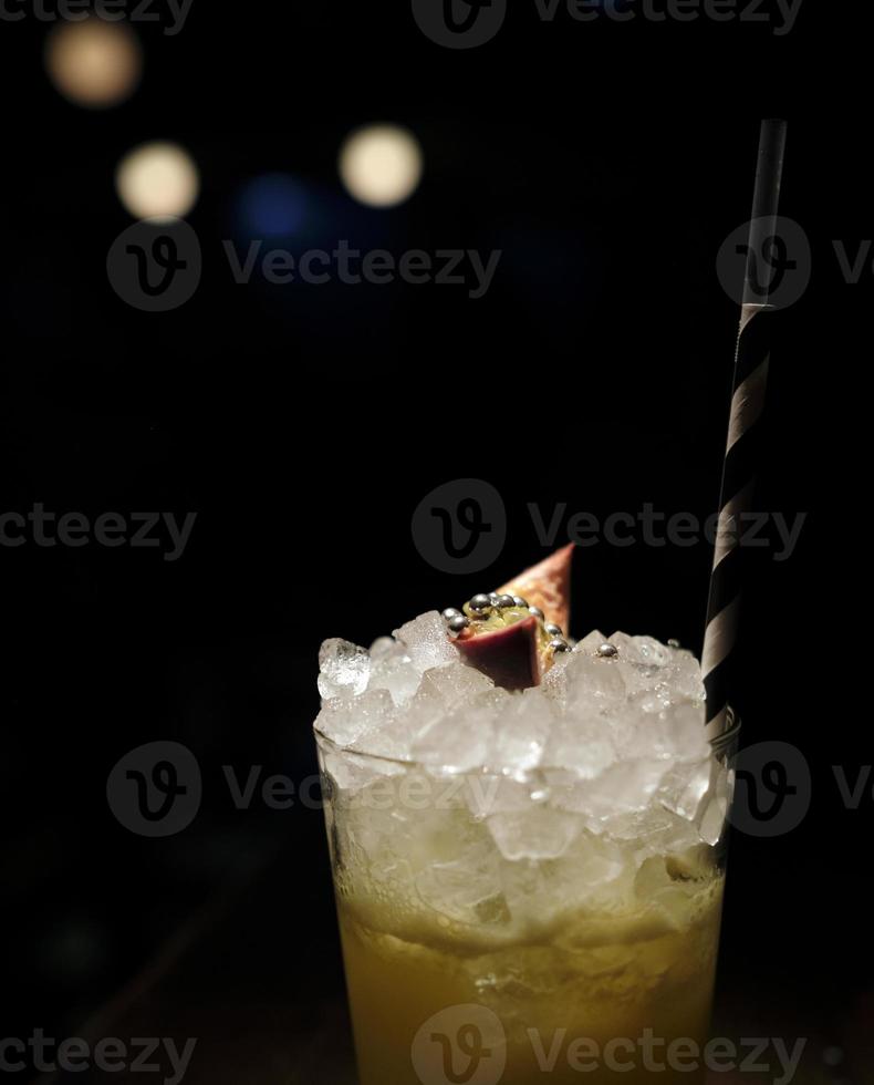 skön cocktail i en glas med en suddig bakgrund foto