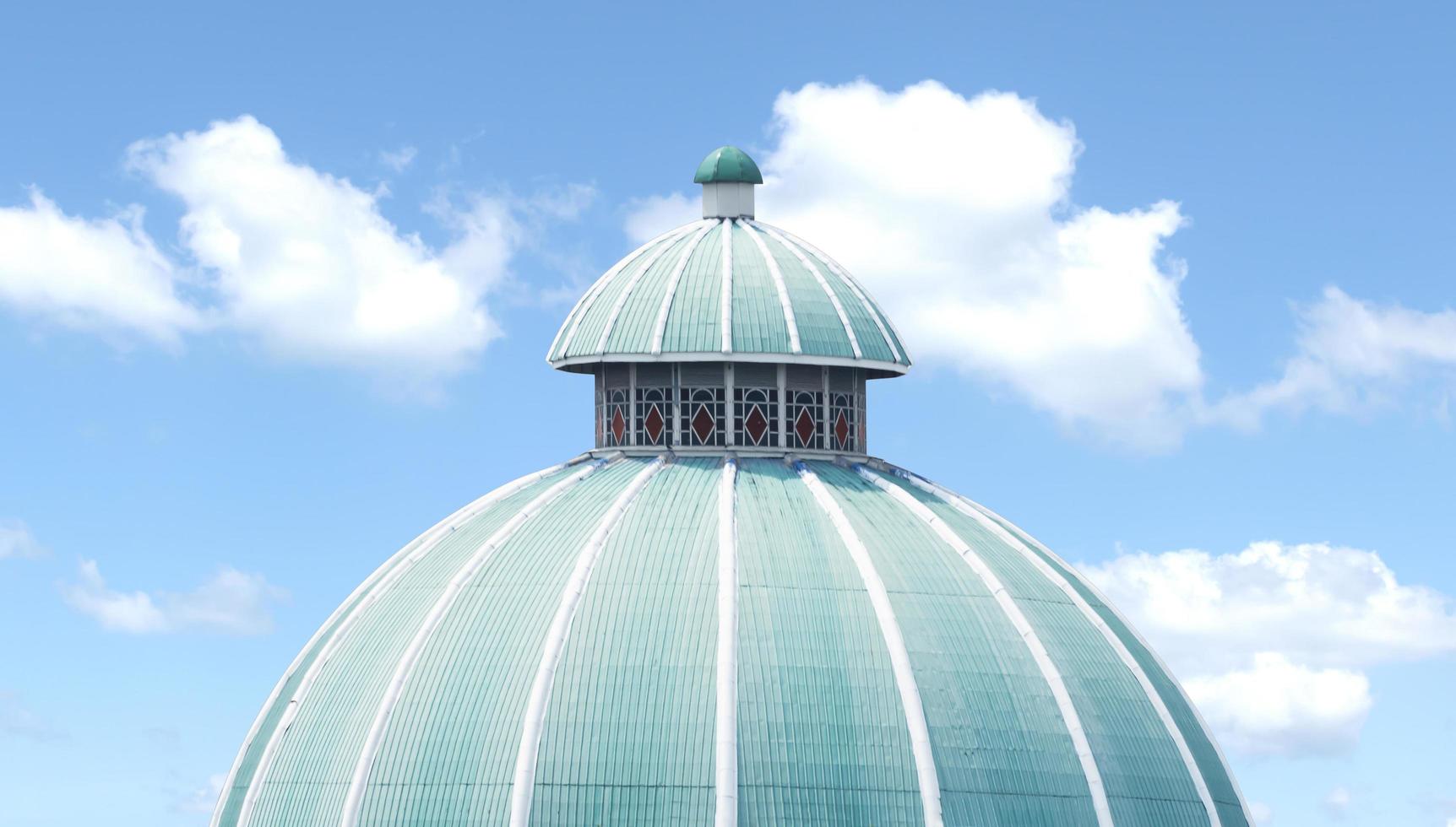 grön moské tak på blå himmel bakgrund foto