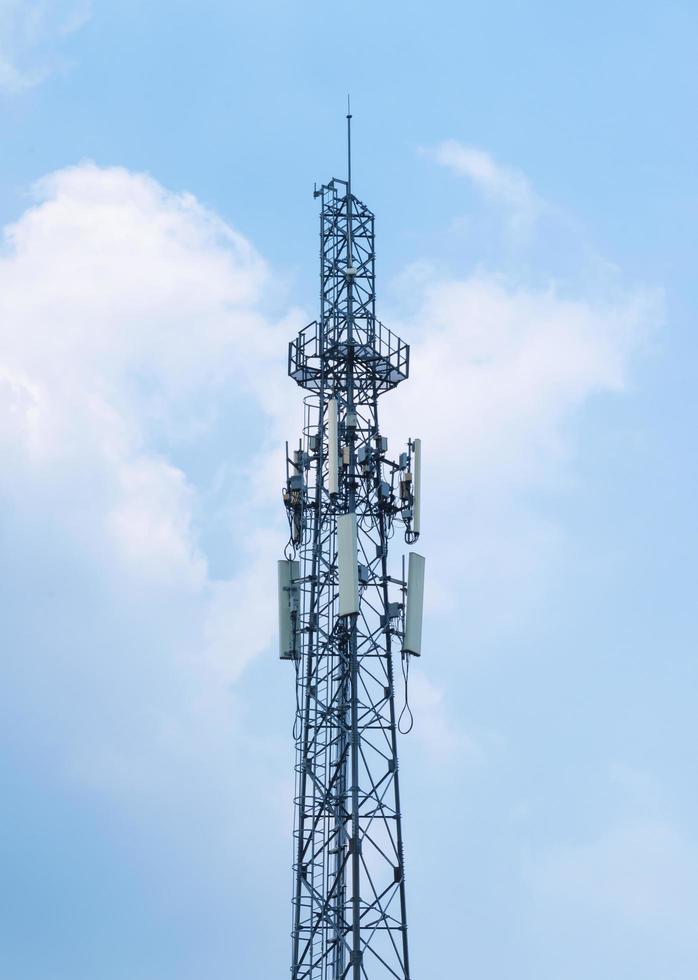 telekommunikationstorn med blå himmel bakgrund foto