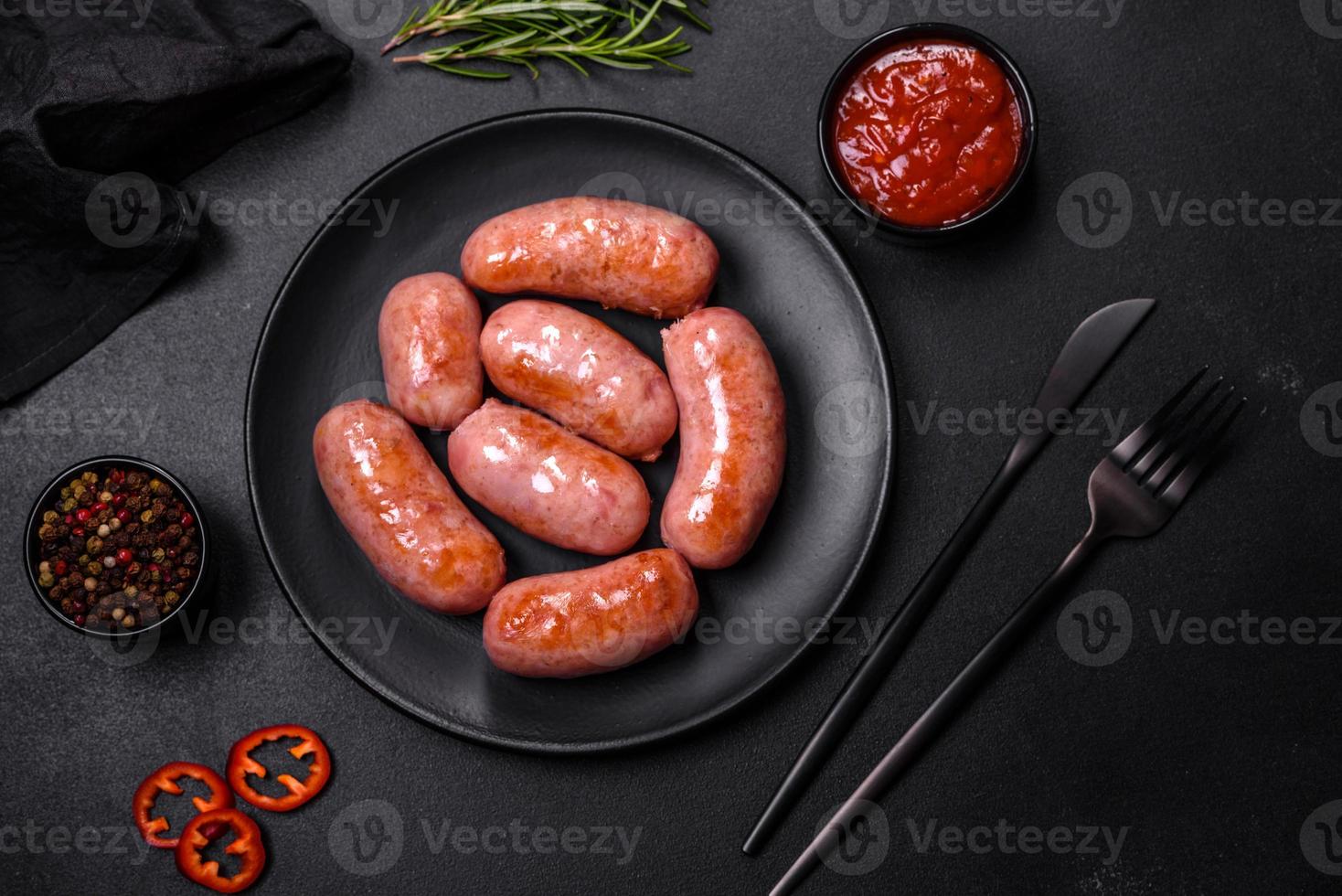 grillad korvar med kryddor och örter på en svart bakgrund foto