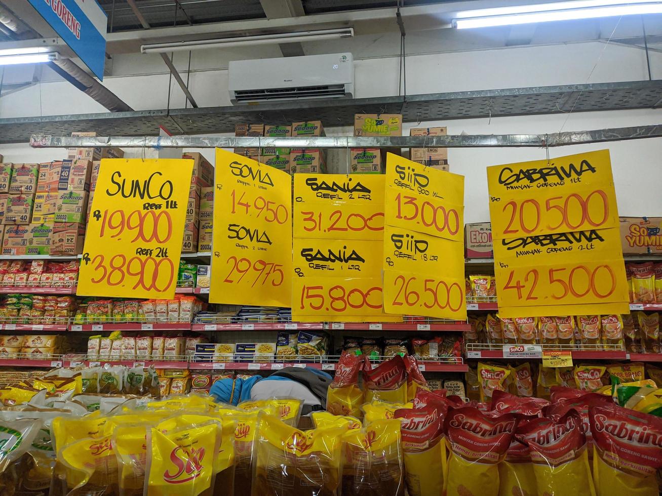 semarang, indonesien - som visar de pris av matlagning olja i en mataffär i semarang foto
