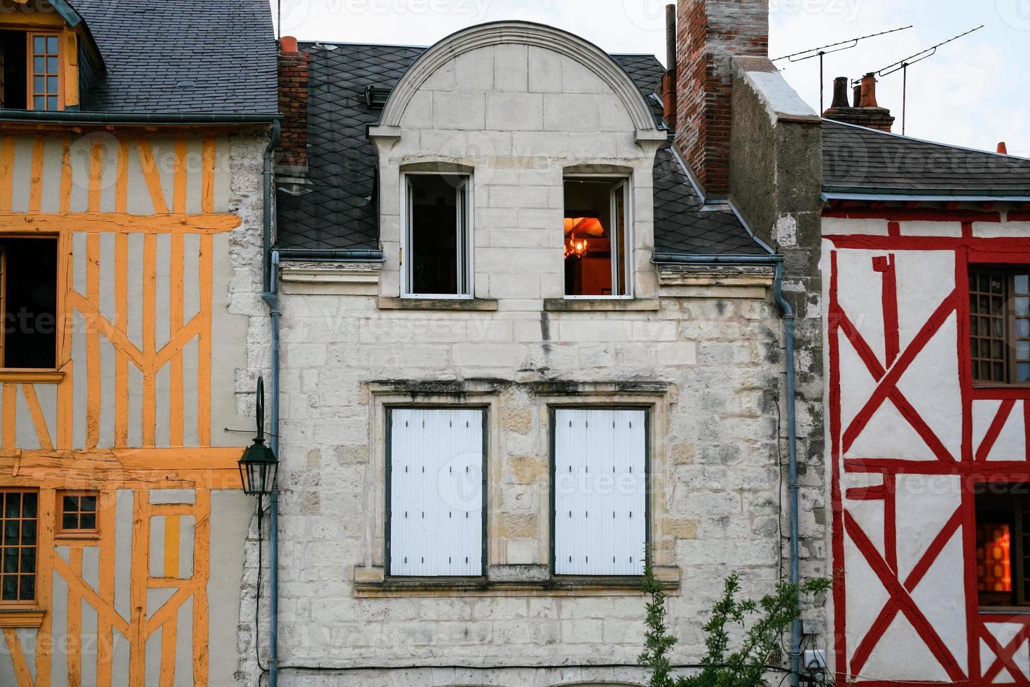 fasader av medeltida urban hus i orleans stad foto
