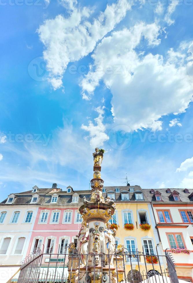 minnesmärke medeltida kolumn i troyes, Frankrike foto