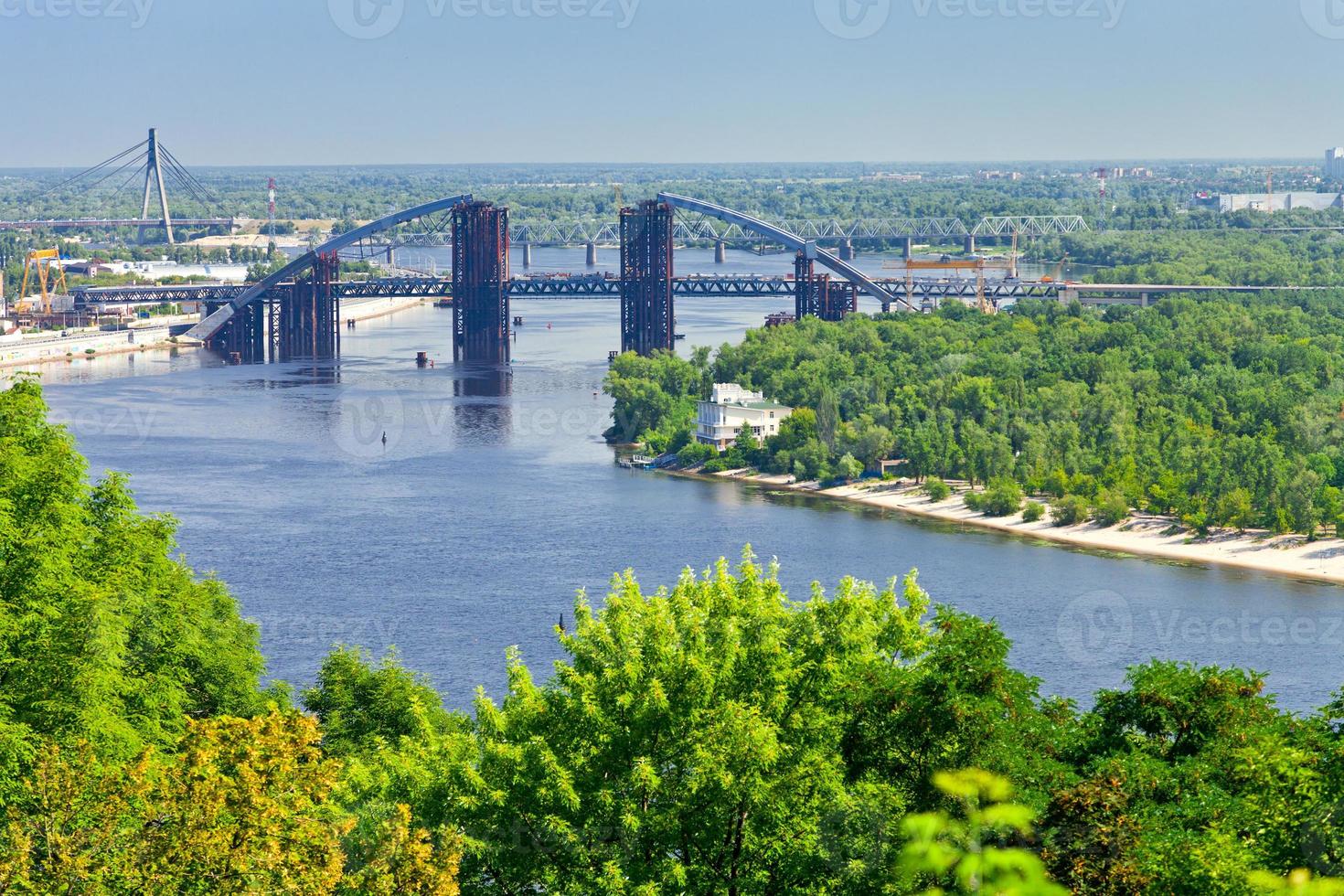 panorama av kiev med bro på dnepr flod foto