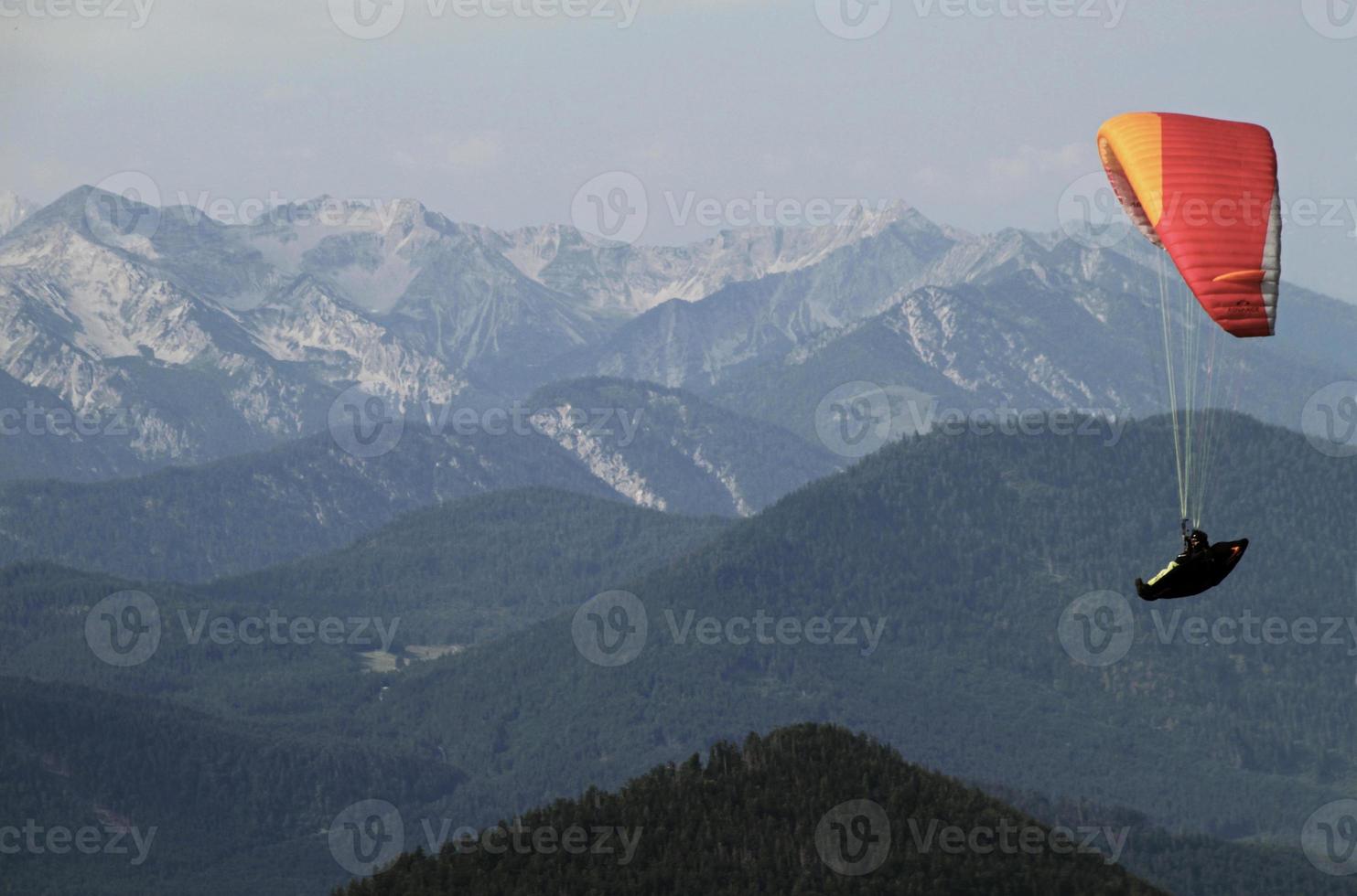 paraglider framför en bergskedja panorama i alperna foto