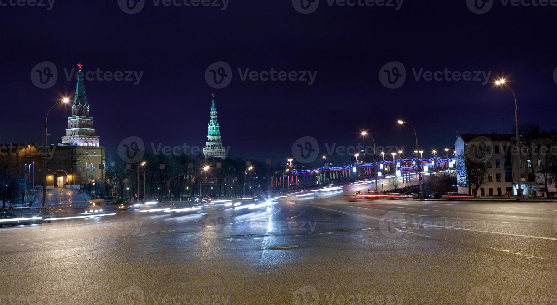 bra sten bro och torn av kreml i moskva på natt foto