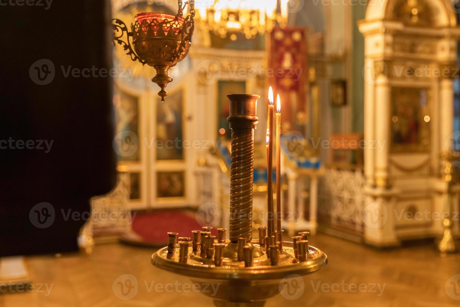 ortodox kyrka. kristendomen. festlig inredning med brinnande ljus och ikon i traditionell ortodox kyrka på påskafton eller jul. religion tro ber symbol. foto