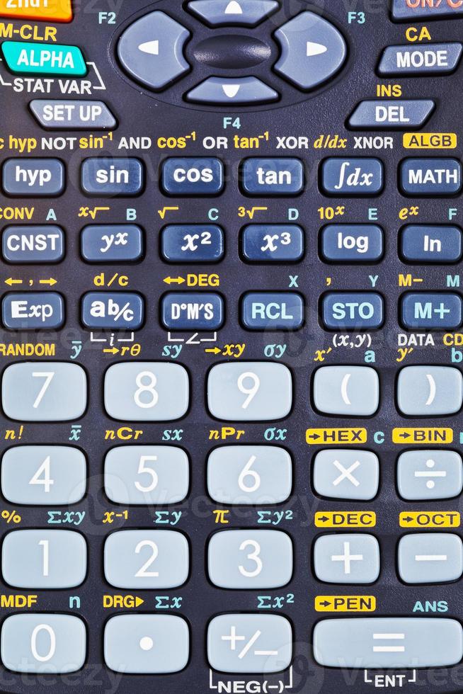 vetenskaplig kalkylator med många matematisk funktioner foto