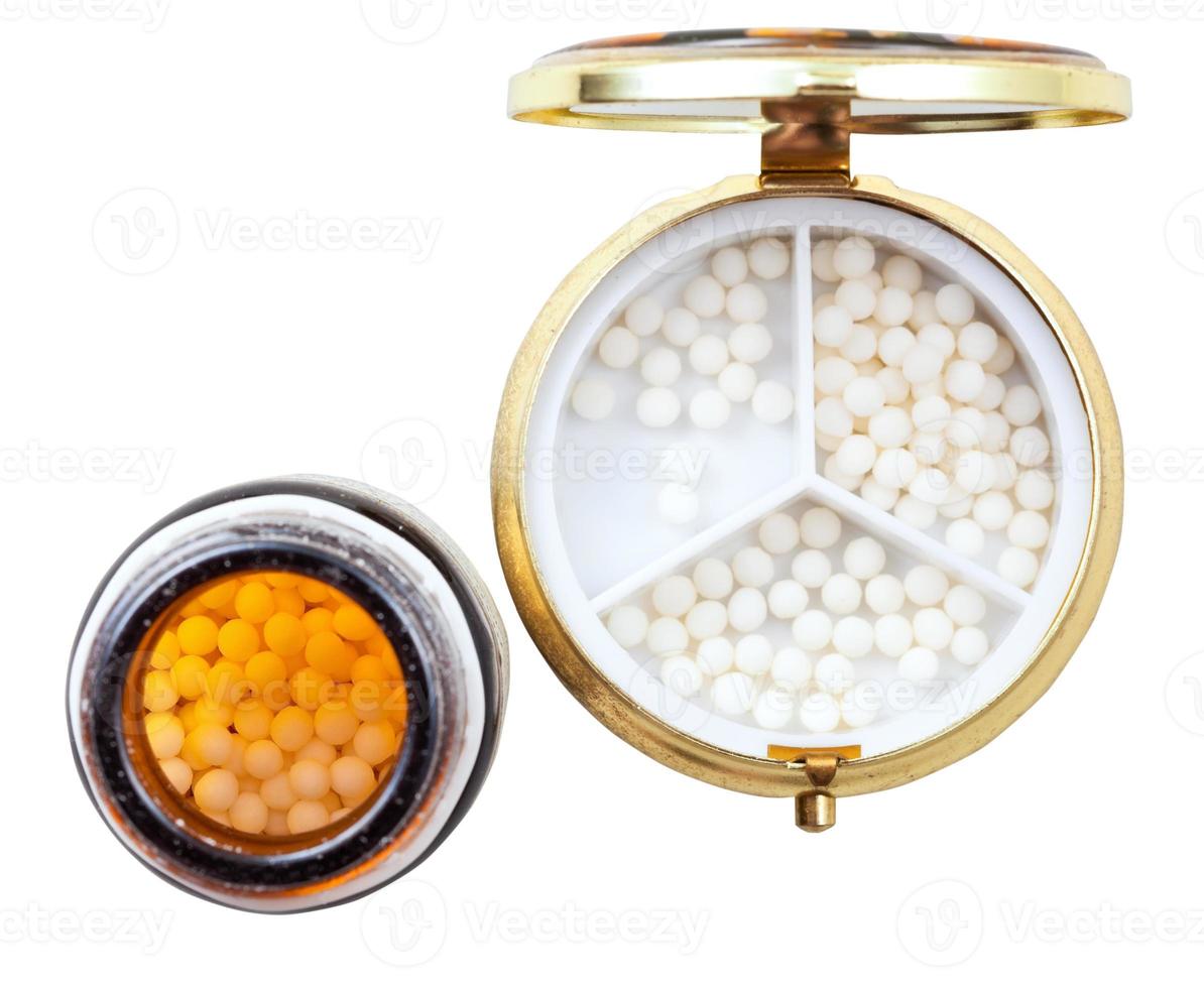 kompakt piller låda och burk med homeopati bollar foto