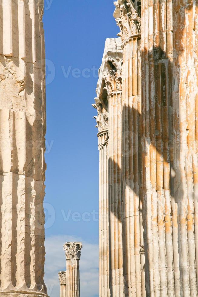 corinthian kolonner av tempel av Zeus, aten foto