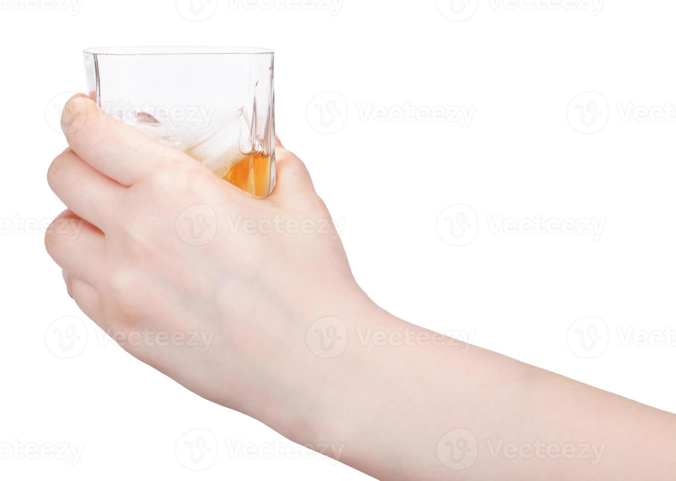 glas av whisky i hand isolerat på vit foto