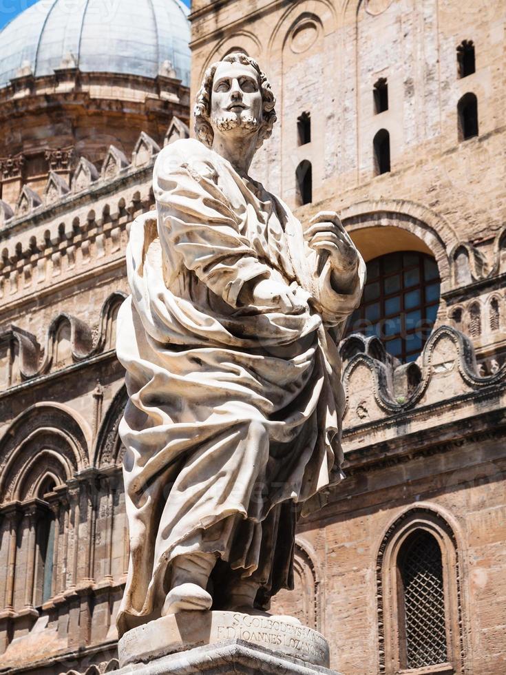 skulptur nära palermo katedral foto