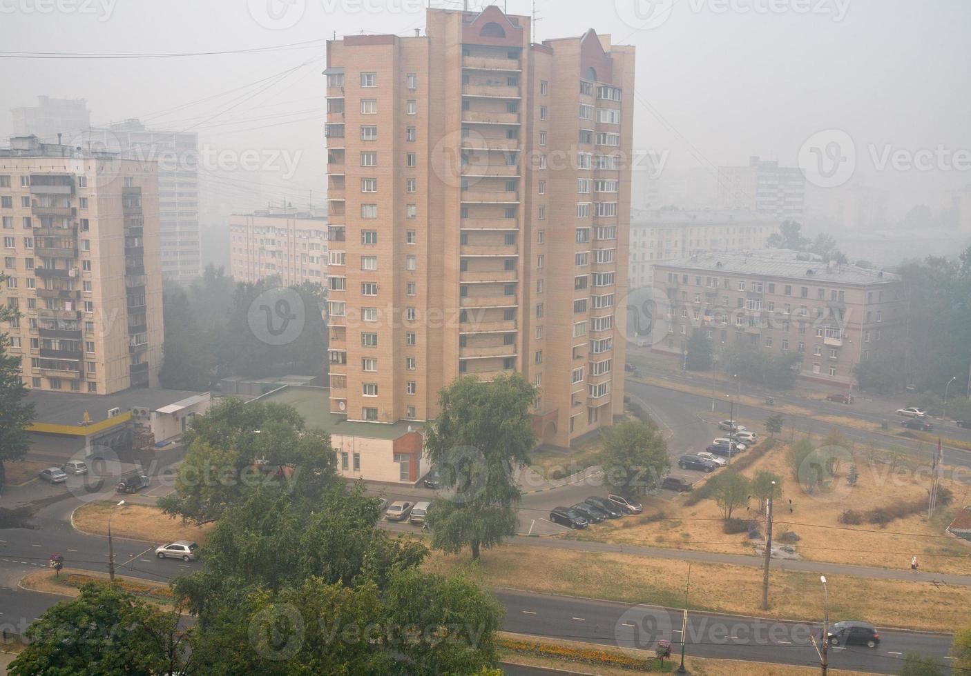 stark smog under stad foto