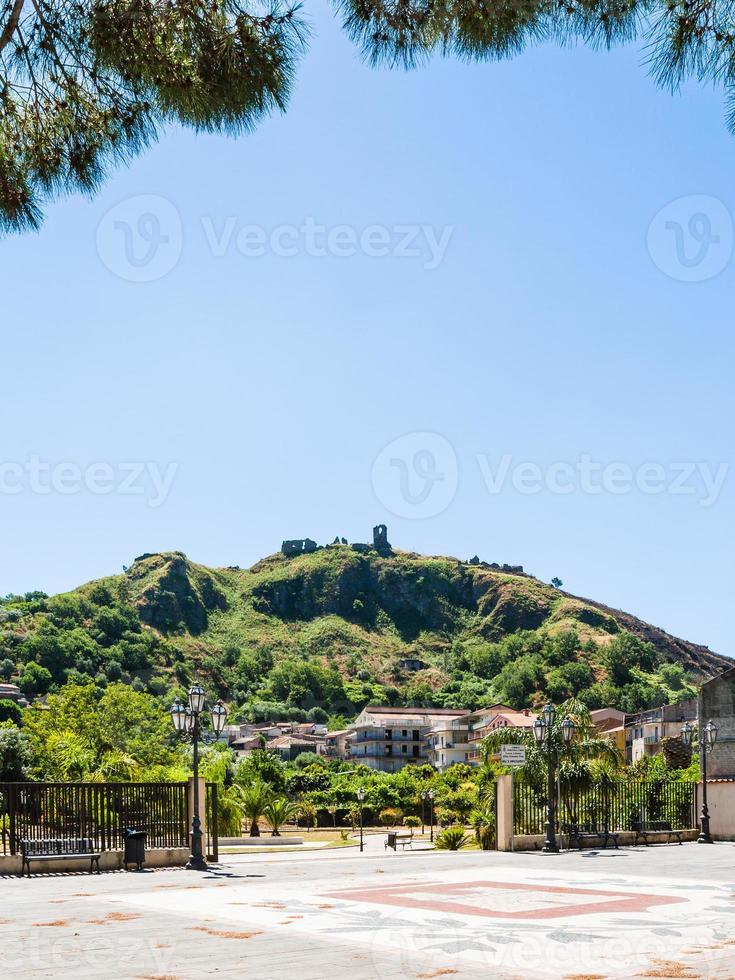 central fyrkant i francavilla di sicilia foto