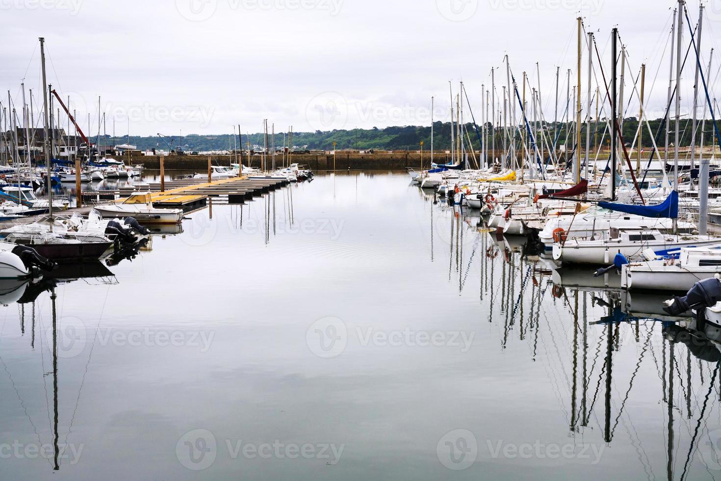 Yacht förtöjning i perros-guirec, Bretagne, foto